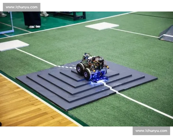 机器人足球赛连环翻车,担架员成意外主角 机器人足球赛连环翻车,担架员成意外主角